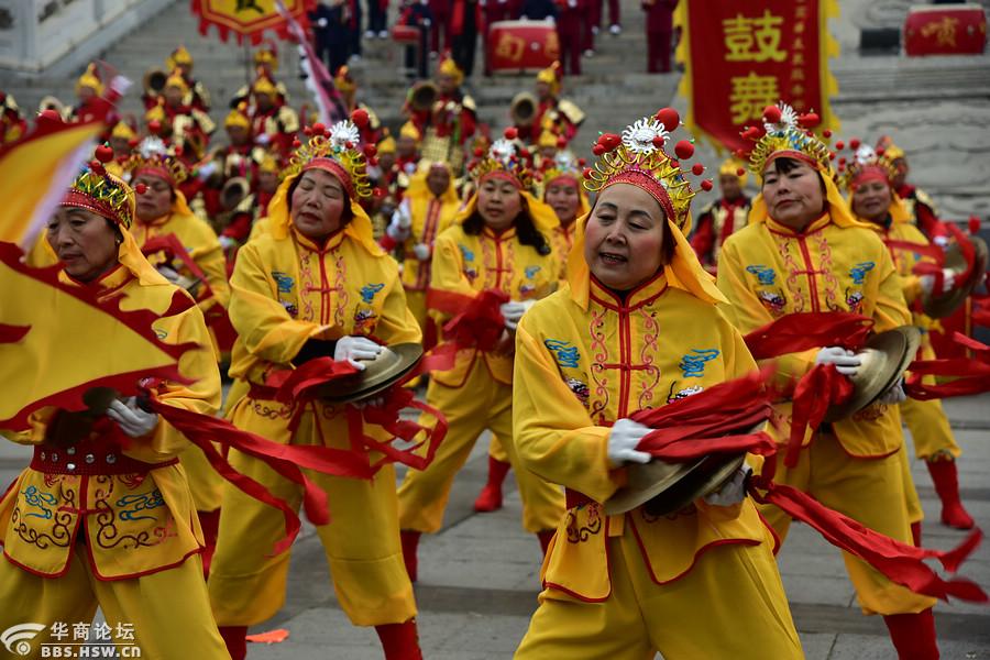 锣鼓喧天闹新春唢呐高奏过大年