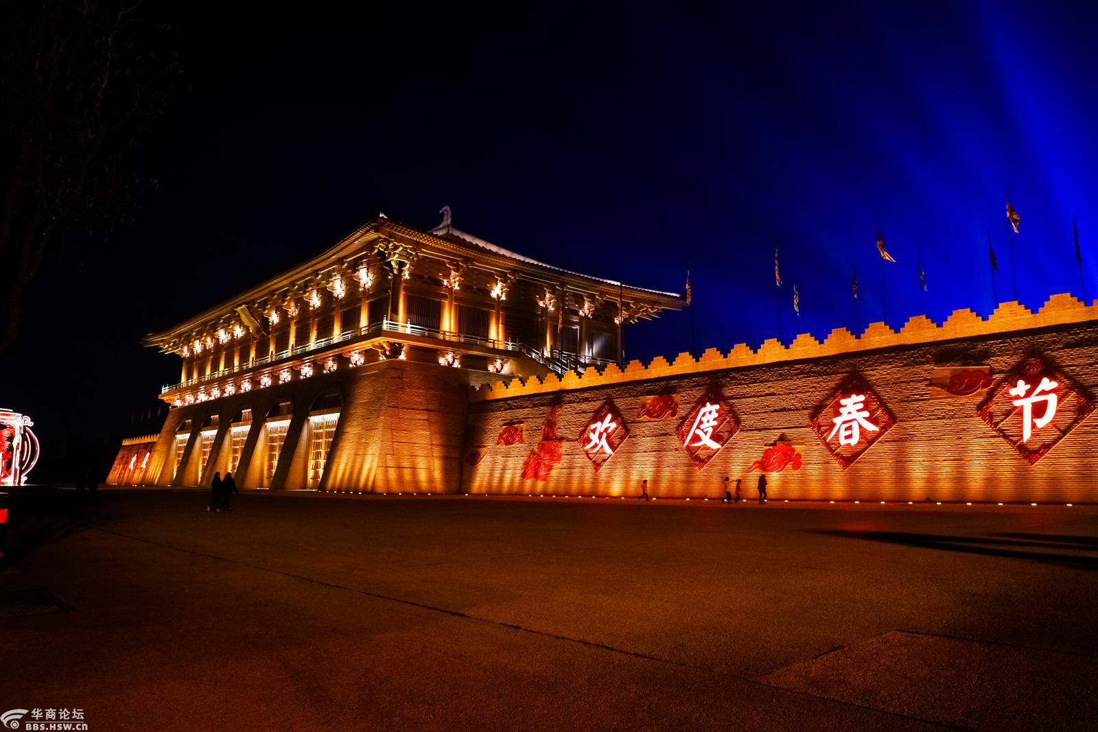 西安大明宫上演萌猪迎春灯光秀