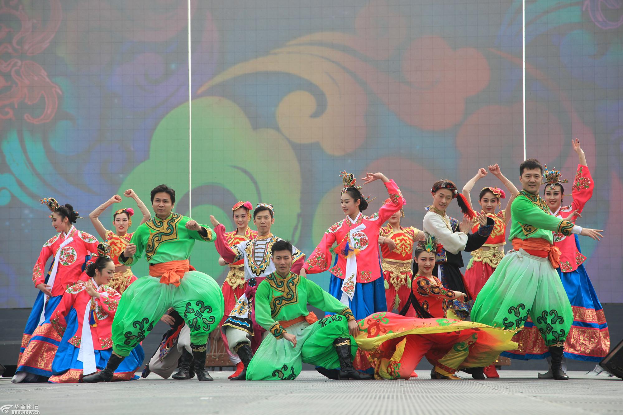 摄影日记不夜城东方歌舞团露天演出场景