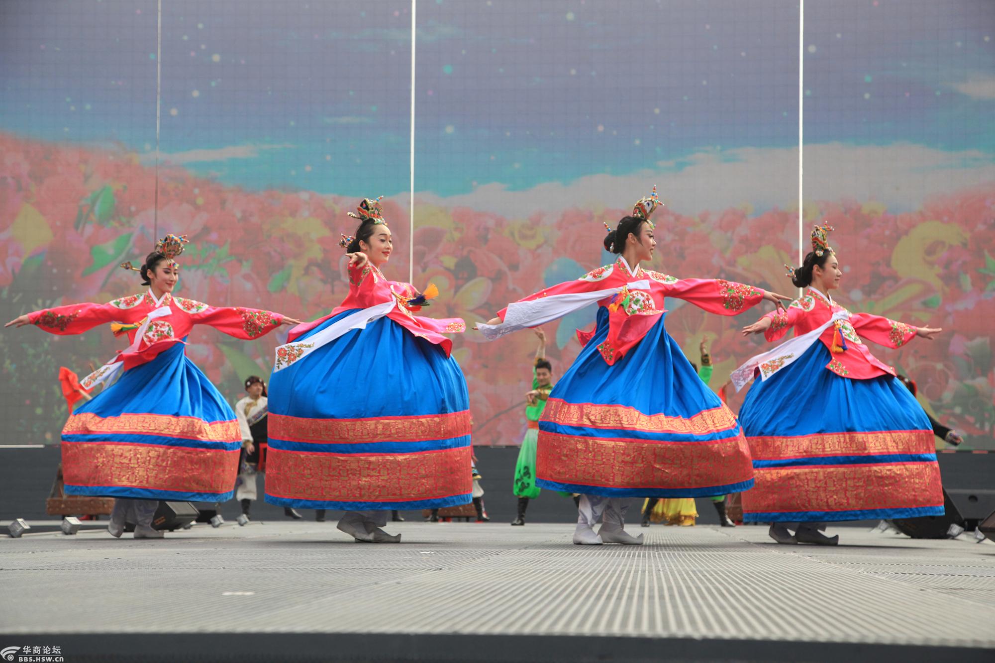 摄影日记不夜城东方歌舞团露天演出场景