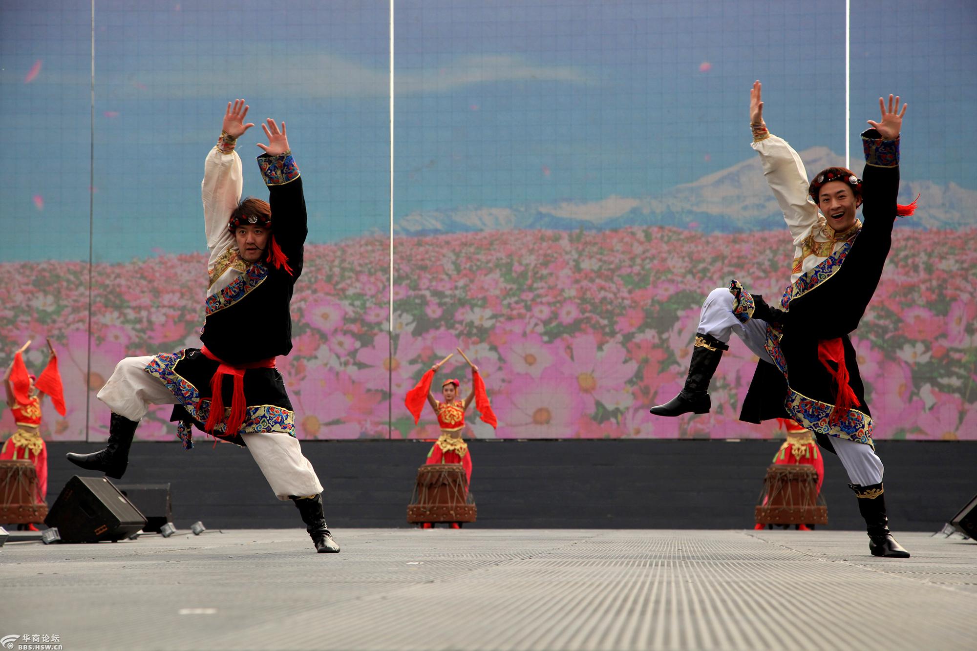 摄影日记不夜城东方歌舞团露天演出场景