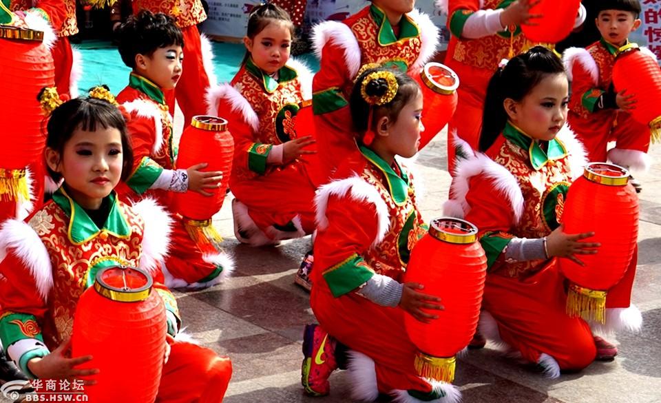 欢度新春佳节小朋友表演大红灯笼舞受观众好评