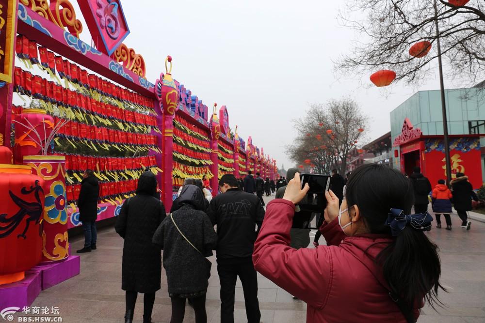 大雁塔大型花灯祈福墙成游客打卡处