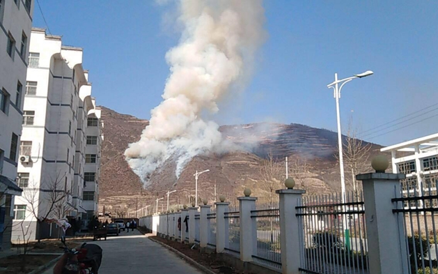 凤县龙口村年三十烧纸钱引燃枯草 扑救未果引发山头火灾 