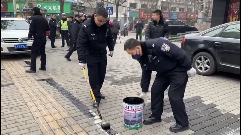 兴化巷车位占盲道追踪|交警城管抹掉占盲道车位13个