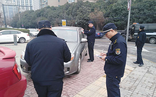 西安5区域均有压盲道违停现象 两区域道沿上发现地锁