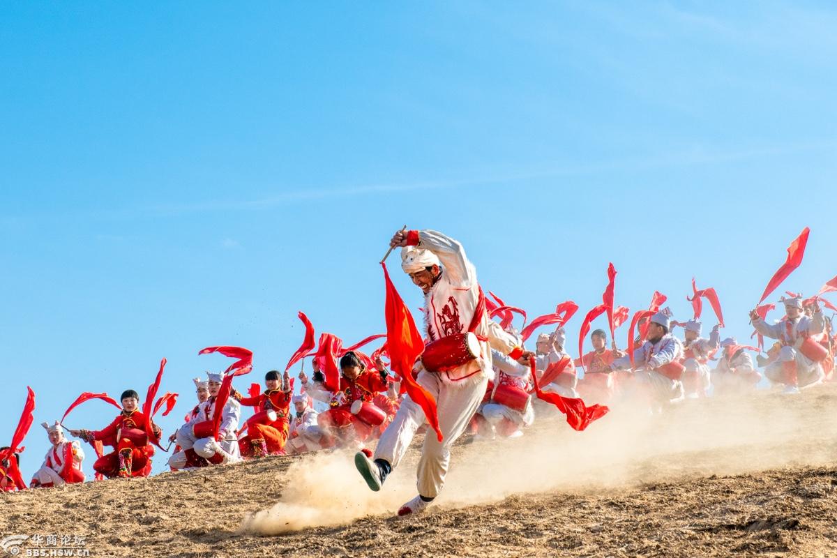 圪粱墚上过来一支腰鼓队