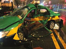 宾利拦腰撞出租致的哥身亡：司机逃逸被抓 的哥是"爱心车厢"驾驶员