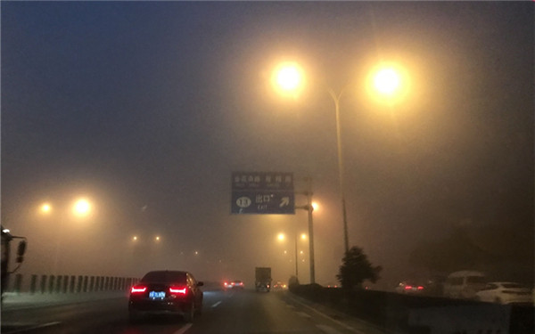西安发布大雾橙色预警 外出市民注意行车安全