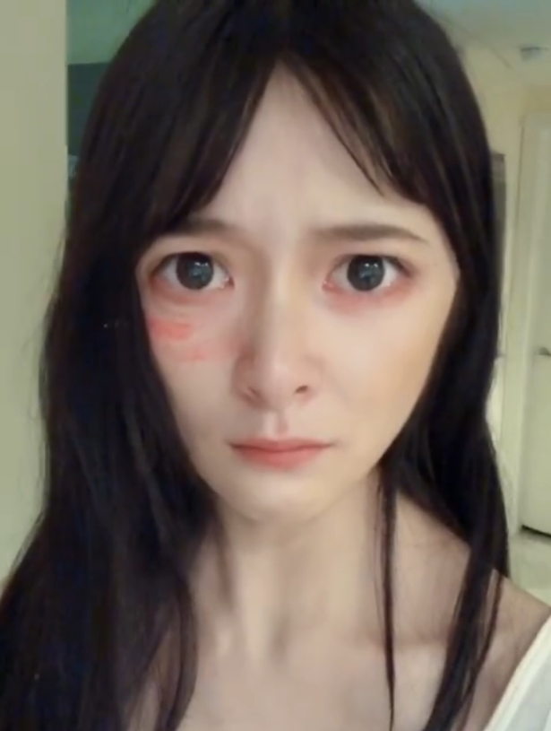 组图:徐娇cos阿丽塔眼睛变超大 表情装凶却引人发笑