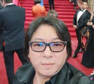 高晓松出席奥斯卡颁奖礼 被美女演员搂住脖子满脸通