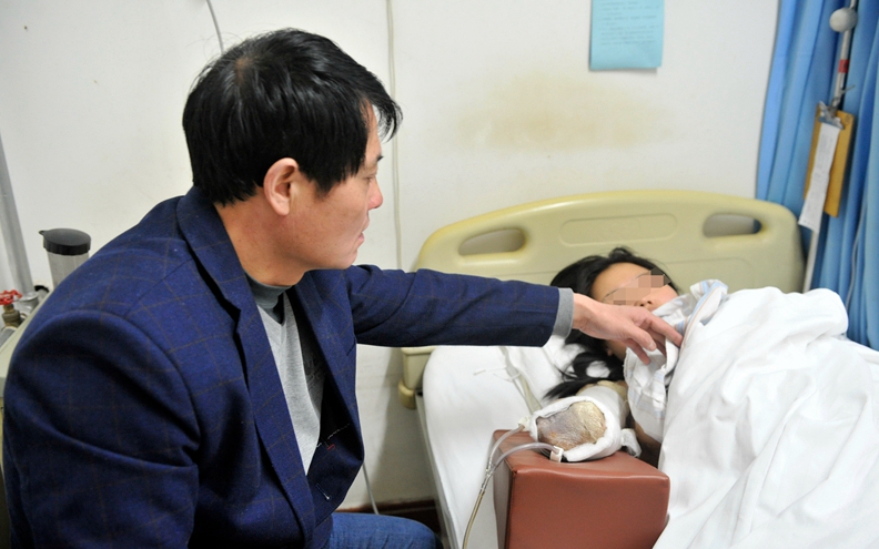 取暖时一氧化碳中毒晕后摔在火盆上 高三女生右臂烧伤致截肢