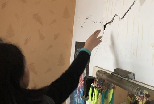 灞桥区国棉三厂家属院房屋现裂缝 87岁老人住得很担心