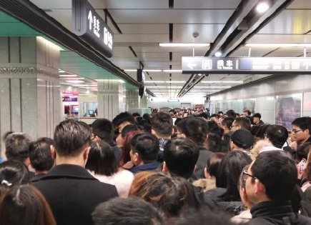 西安地铁二号线临时停车疑似故障？地铁：客流大 无故障
