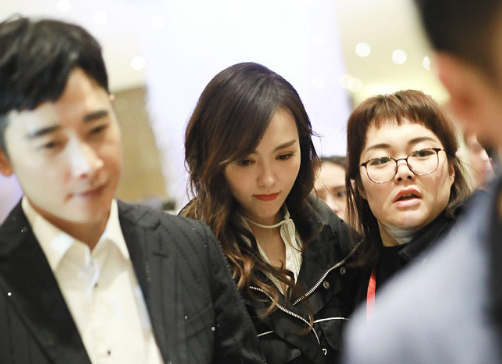 唐嫣紧挽罗晋手臂超恩爱 微微含笑气质优雅