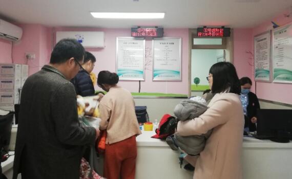 打个疫苗咋这么难！为了给宝宝打上疫苗家长清晨6点去抽号