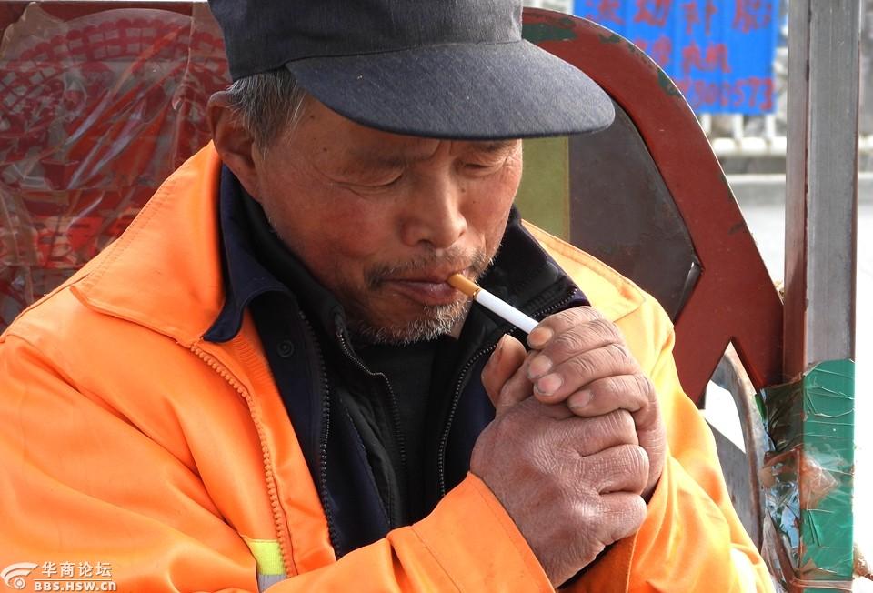 辛勤劳动的六旬环卫工老人