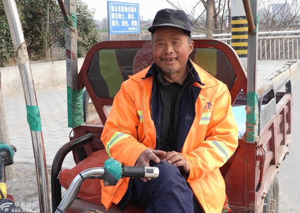 辛勤劳动的六旬环卫工老人!