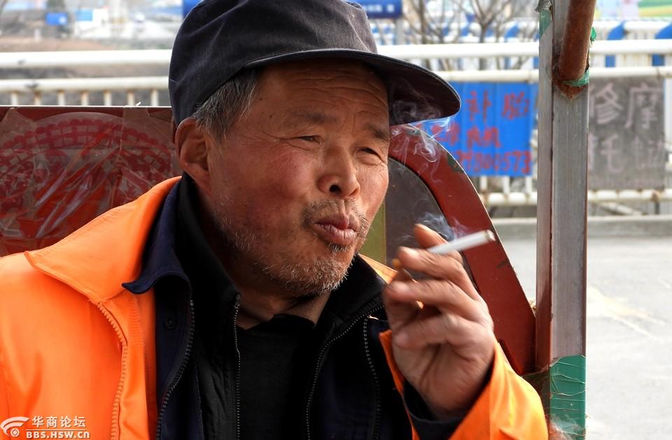 辛勤劳动的六旬环卫工老人!-咸阳论坛-华商论坛