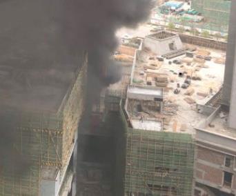 香榭御澄二期建筑工地起火浓烟弥漫 无人员伤亡