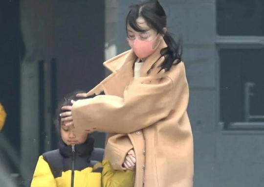 李小璐与母亲接甜馨放学 遇强风用手护女儿