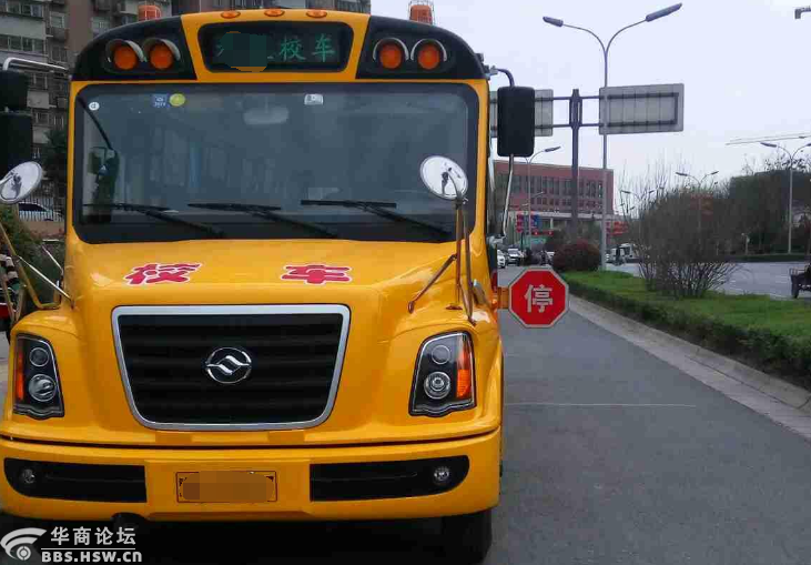 校车这个停车牌真是要害苦夜间骑车人