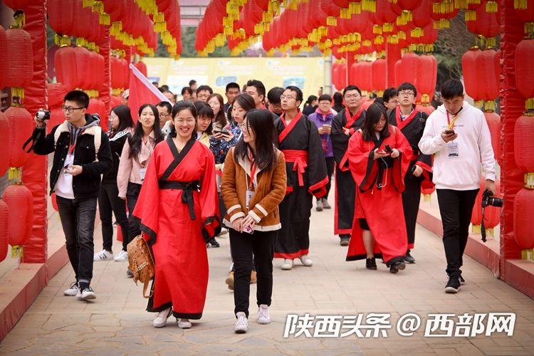 穿汉服认汉字 全国50余家网媒走进白水仓颉庙探寻汉字之源