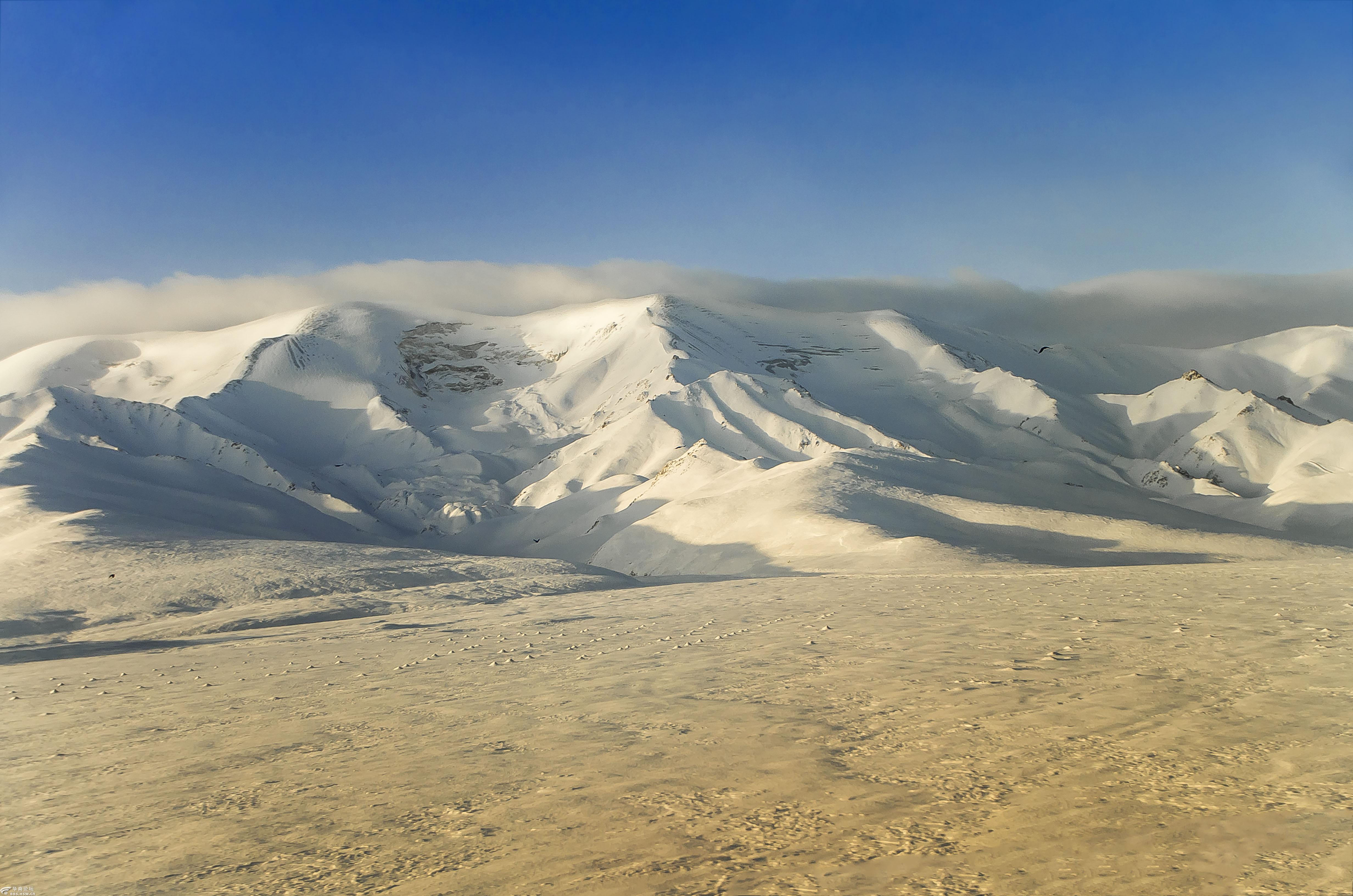 美丽的可可西里风光奔驰的火车上拍摄