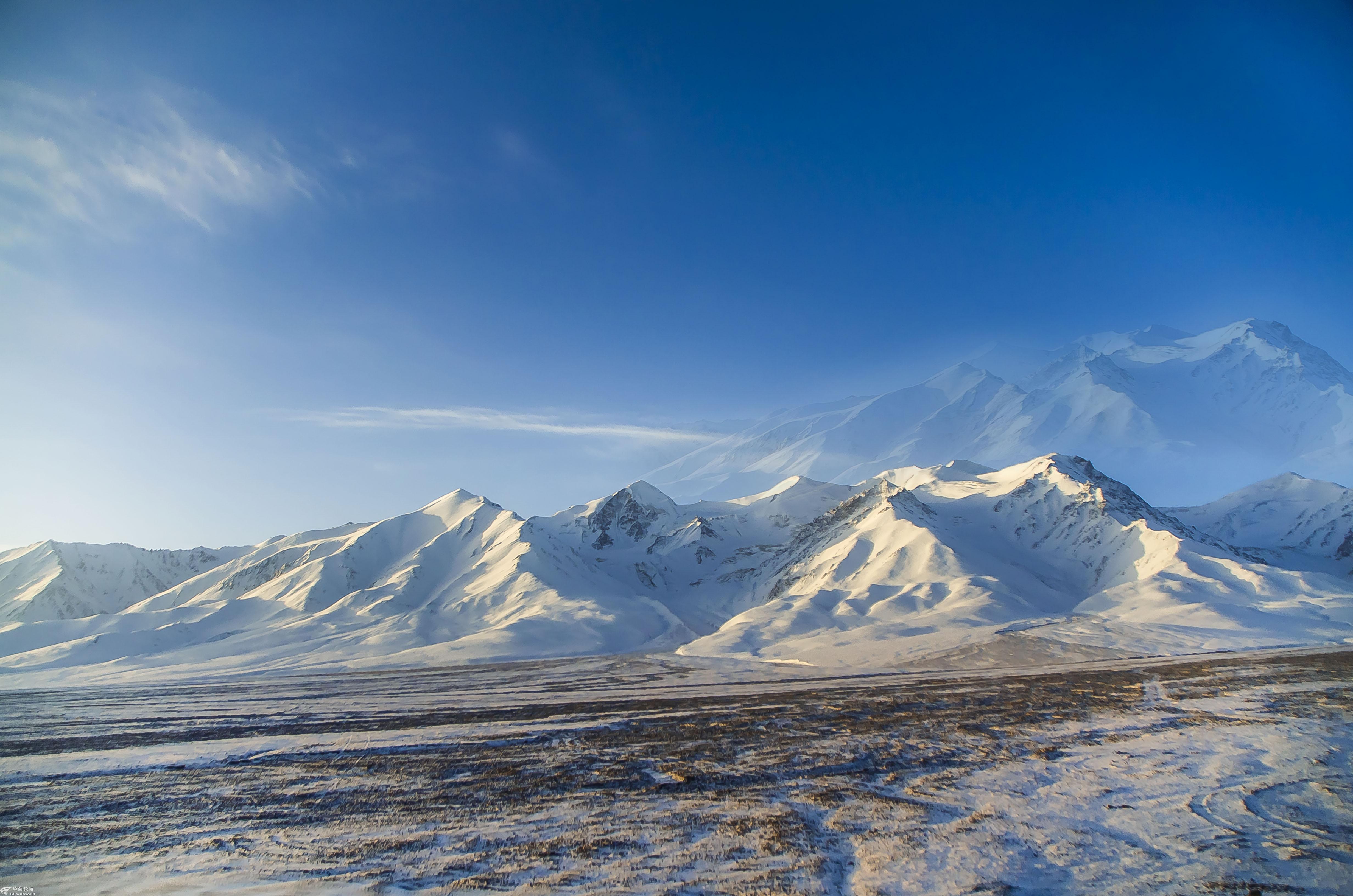 美丽的可可西里风光奔驰的火车上拍摄