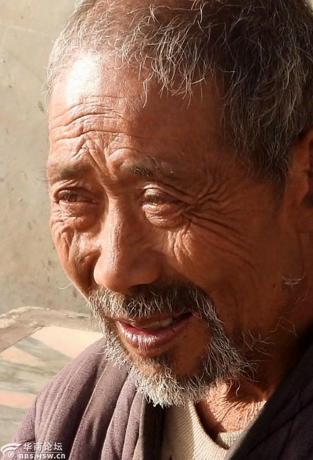 为七旬农民老人拍肖像照
