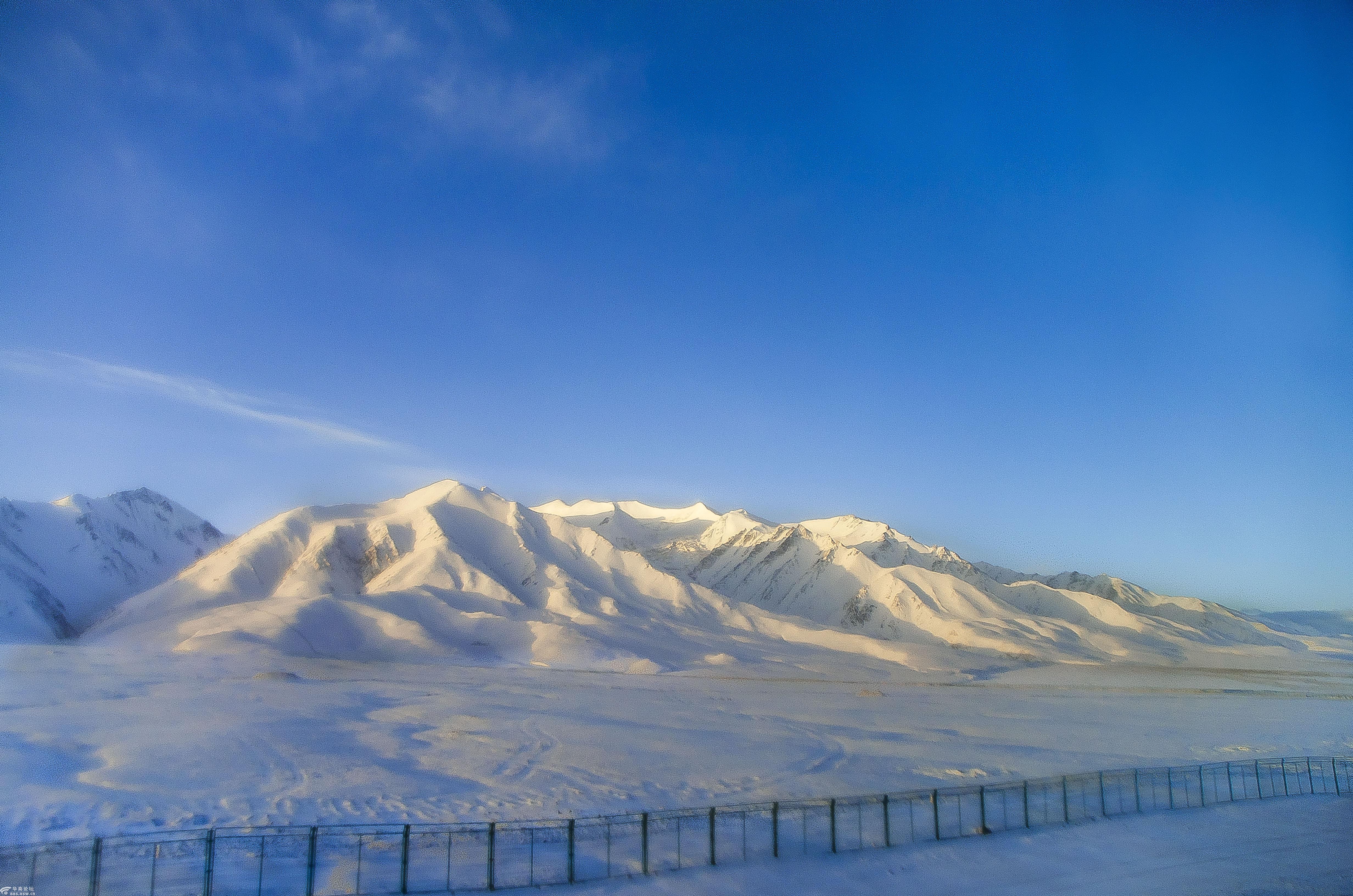 美丽的可可西里风光奔驰的火车上拍摄