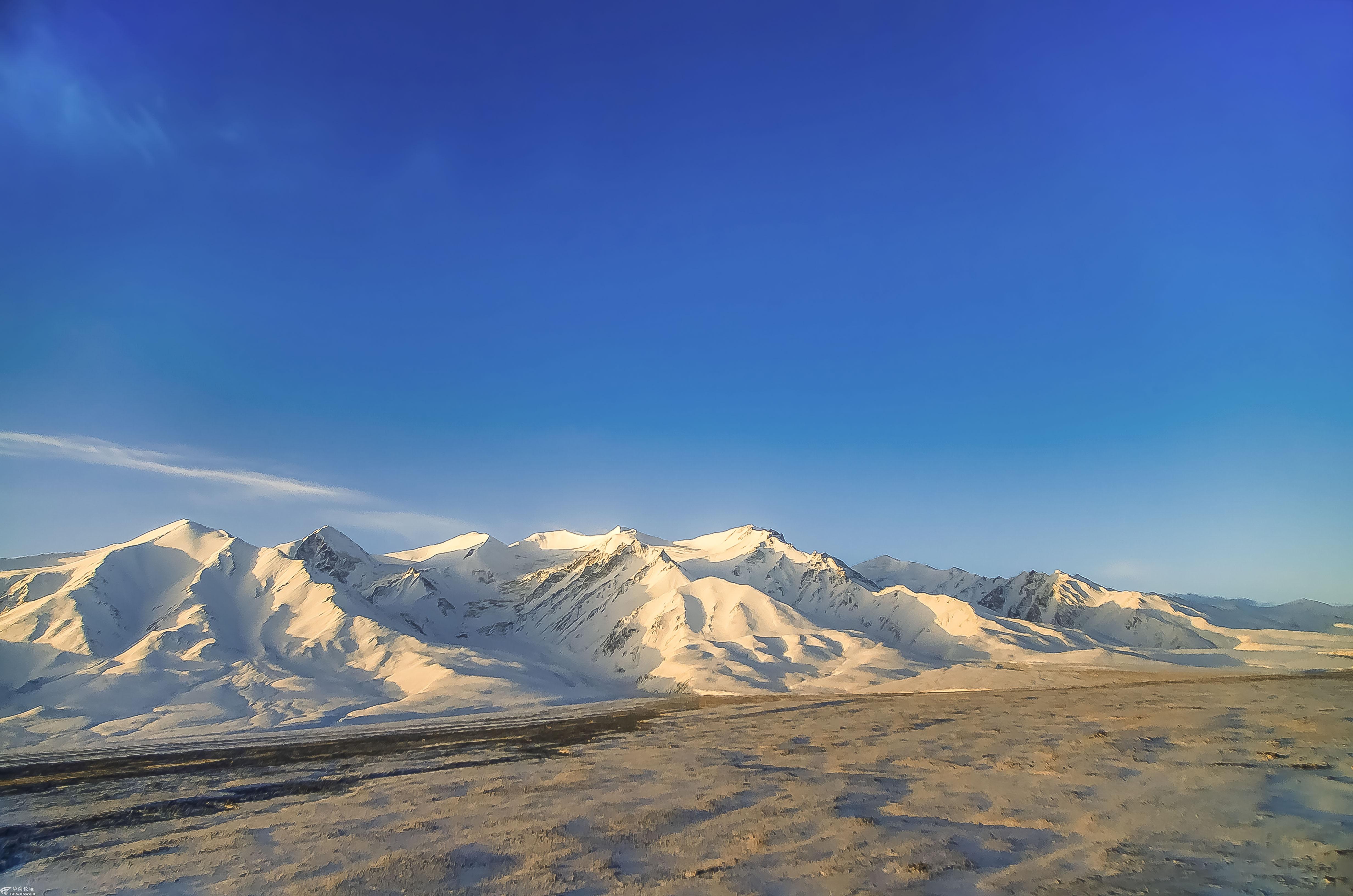 美丽的可可西里风光奔驰的火车上拍摄