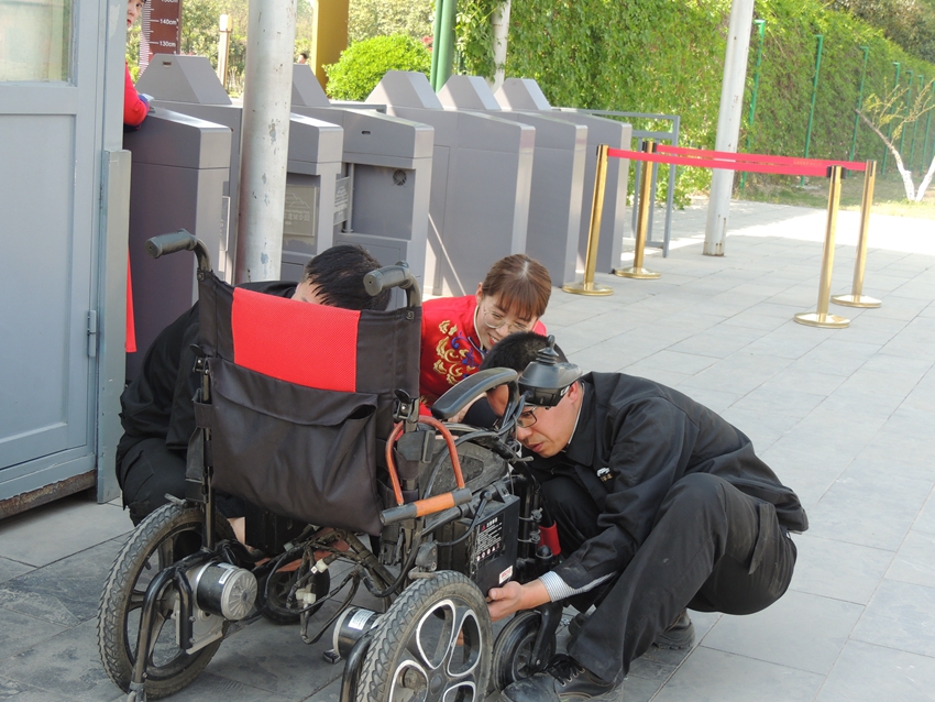 西安80岁老人开着电动轮椅遛弯 结果车抛锚了大家合力修好