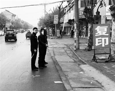 为筹毒资 西安两男子当街飞车抢夺他人财物