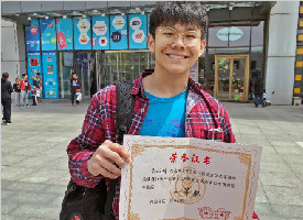 00后男生小学退学 17岁自学考上硕士研究生英语成绩出色