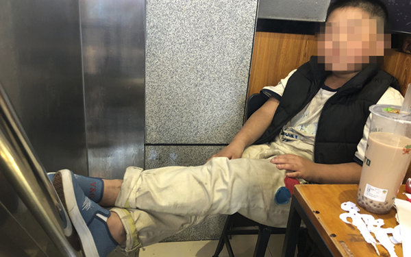 西安10岁男孩流浪3个多月 晚上睡在银行：想换个爸妈