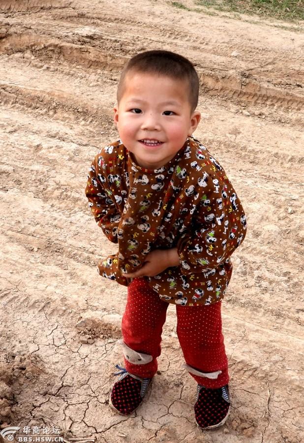 实拍农村留守小男孩牛娃