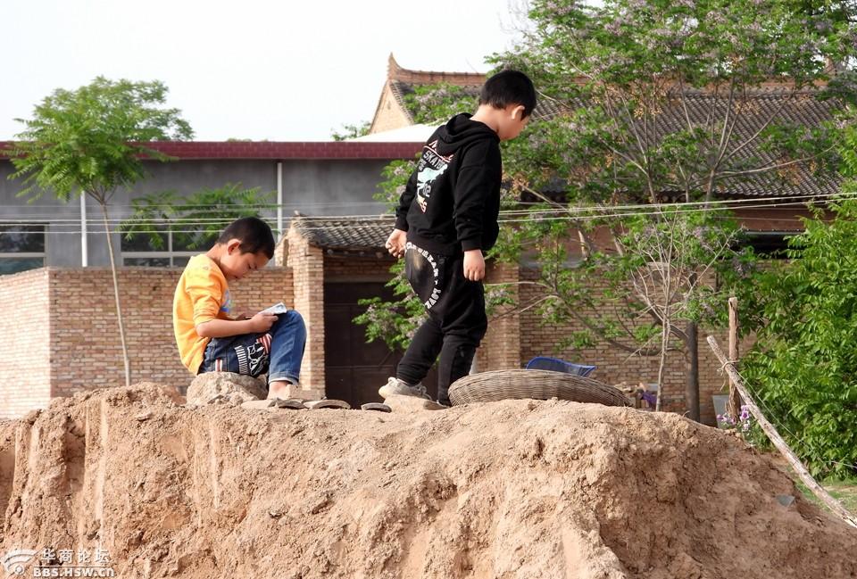 抓拍农村两个小学生玩耍学习两不误!