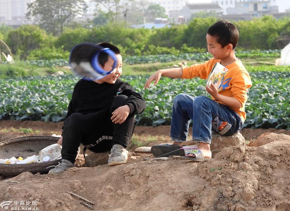 抓拍农村两个小学生玩耍学习两不误!