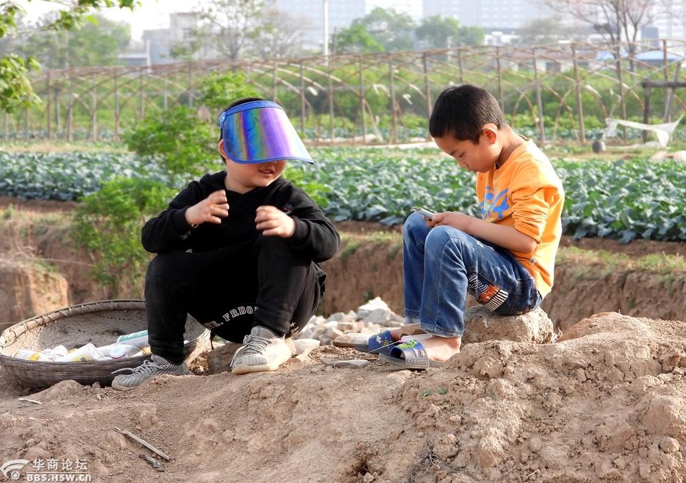 抓拍农村两个小学生玩耍学习两不误!