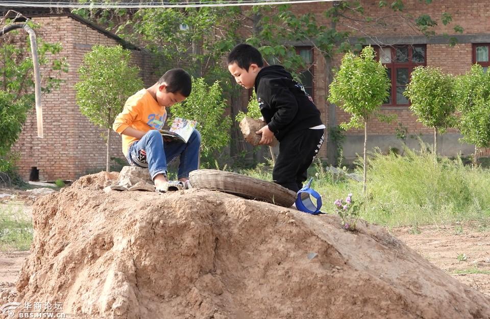 抓拍农村两个小学生玩耍学习两不误!