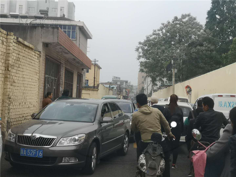 马路变成了“停车场”  西安三桥市民出行遇难题