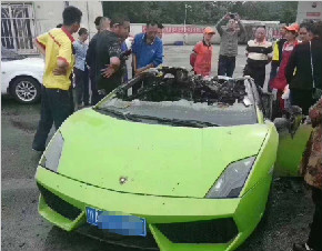成都一兰博基尼加油时突然冒烟起火 几乎完全被烧毁