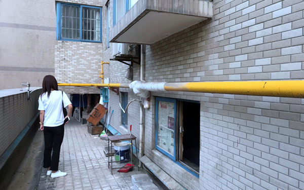 紫晶大厦保洁员住在楼层间夹层 无门只能从窗户出入