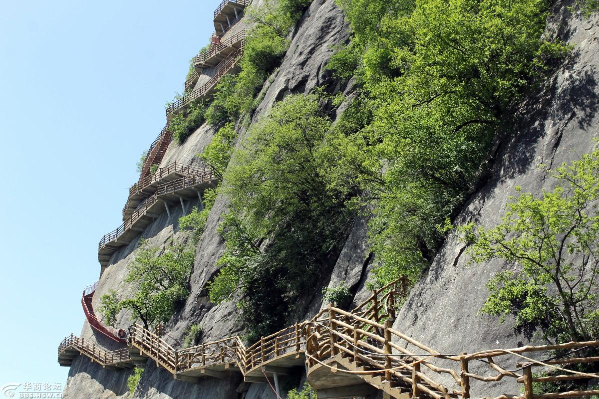 行走在红河谷神仙岭的挂壁栈道上