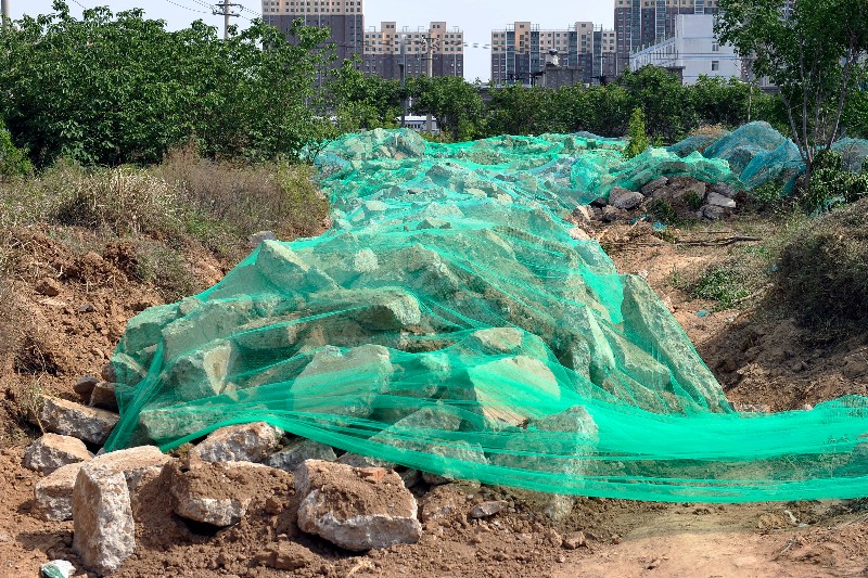 高陵一工厂空地上一夜间“长”出20多座垃圾山 这是咋回事 