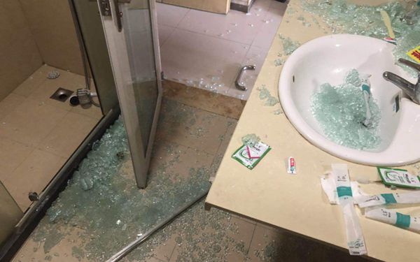 浴室玻璃门倒下砸伤来访女孩 酒店称只赔付一半医药费