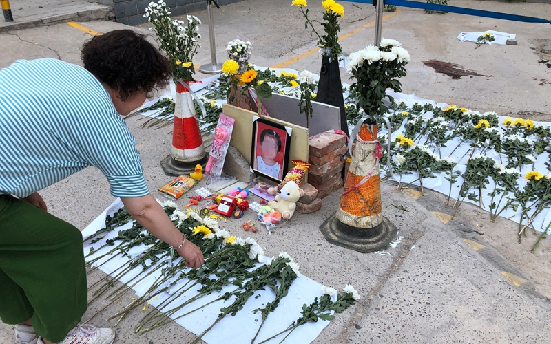 追踪|精典四季花园业主祭奠遇难孩子 家属：车正对着撞上去