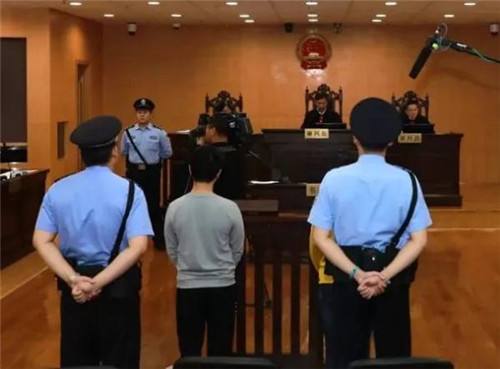 网红女教师遭割喉案凶手获死刑 母亲墓前告知女儿