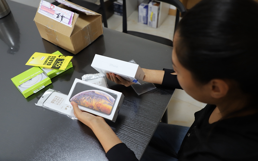 西安女子网购华为手机却收到两部“iPhoneXS” 谁知全是仿冒